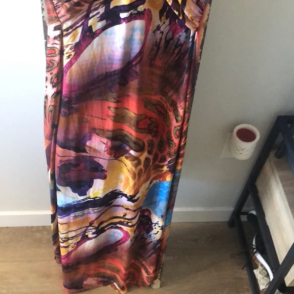 Stunning and comfortable gown. Colorful and Comfy - Picture 2 of 5